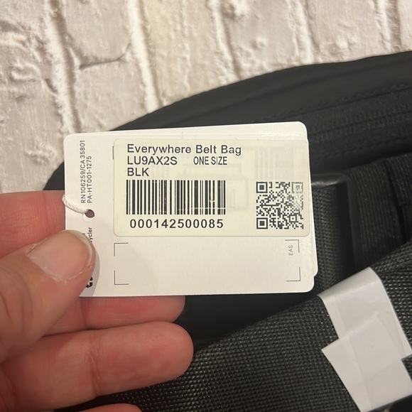 RARE 🦄 Lululemon everywhere belt bag ALL BLACK 🤩 - Picture 4 of 7
